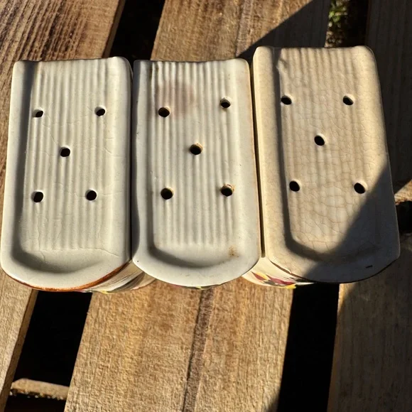 VINTAGE DECORATIVE COLLECTIBLE BOOK SHAPED SALT CLOVES PEPPER SHAKERS W/ ROOSTER - Picture 8 of 8